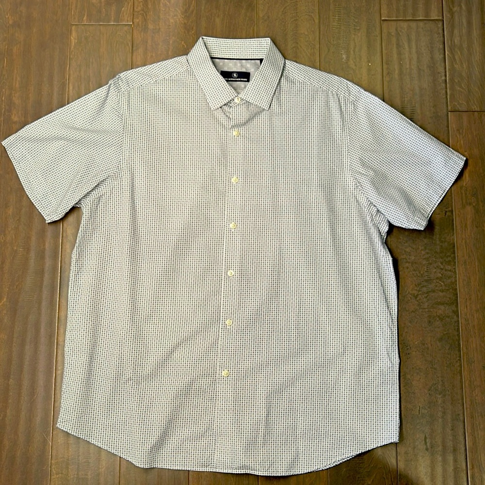 Short sleeved dress shirt by Hart Schaffner Marx. Size XL